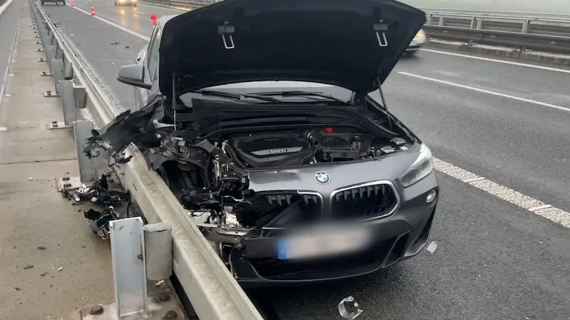 Die deutsche Polizei jagte die BMW D5 Autobahn.  Der Fahrer stürzte und sprang von der Brücke